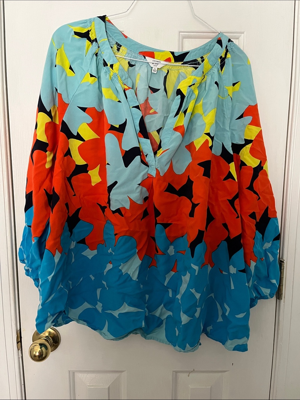 crown & ivy Multicolor Floral V-Neck Tunic in Aqua, Red & Yellow
